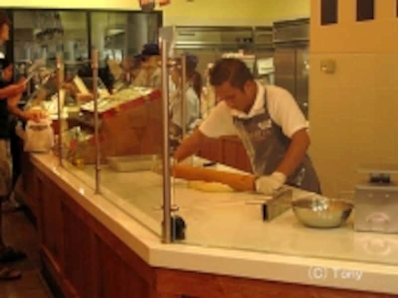 アラモアナセンターのシナボンは1階海側に