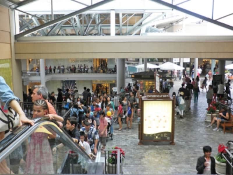 アフター・サンクスギビング・セール当日のアラモアナセンター。早朝からこの込み具合