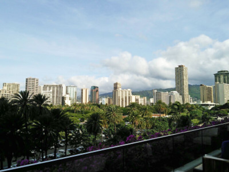 11月のワイキキの朝。夏に比べて、朝は少し曇りがち