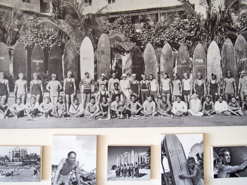 1900年代はじめ、ワイキキビーチで活躍していたビーチボーイたち（ロイヤルハワイアンホテル「ビーチボーイズ展より」）