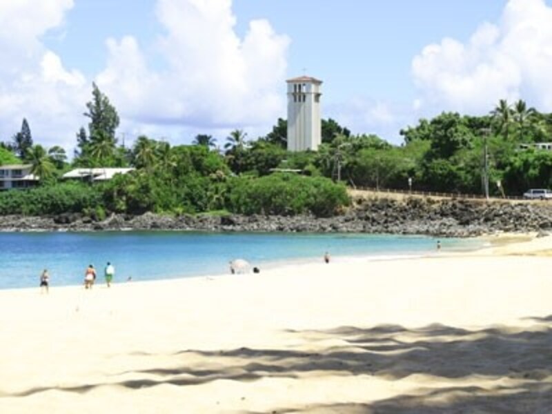 春夏にはローカルファミリーで賑わうワイメアベイビーチ。海の透明度が高い美しいビーチ