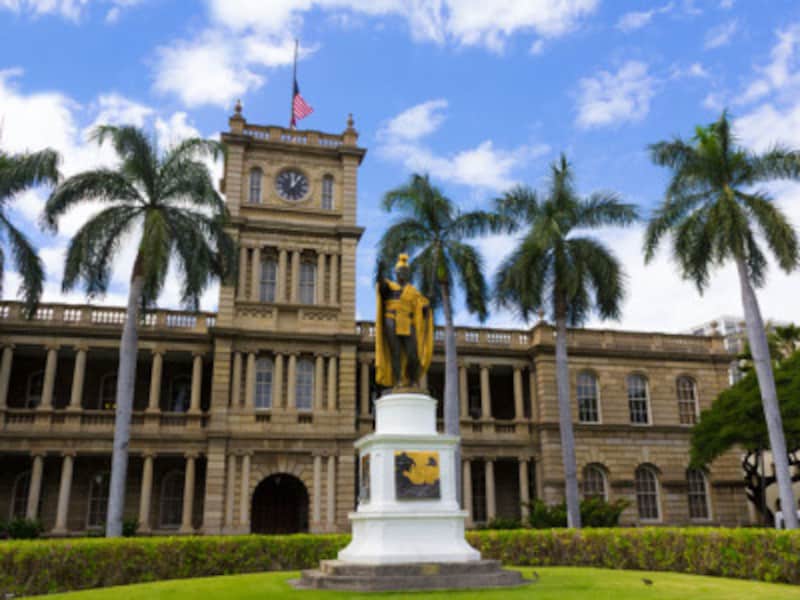 ダウンタウンに建つカメハメハ大王像。ハワイ諸島を統一してハワイ王国を築きあげた偉大な王様