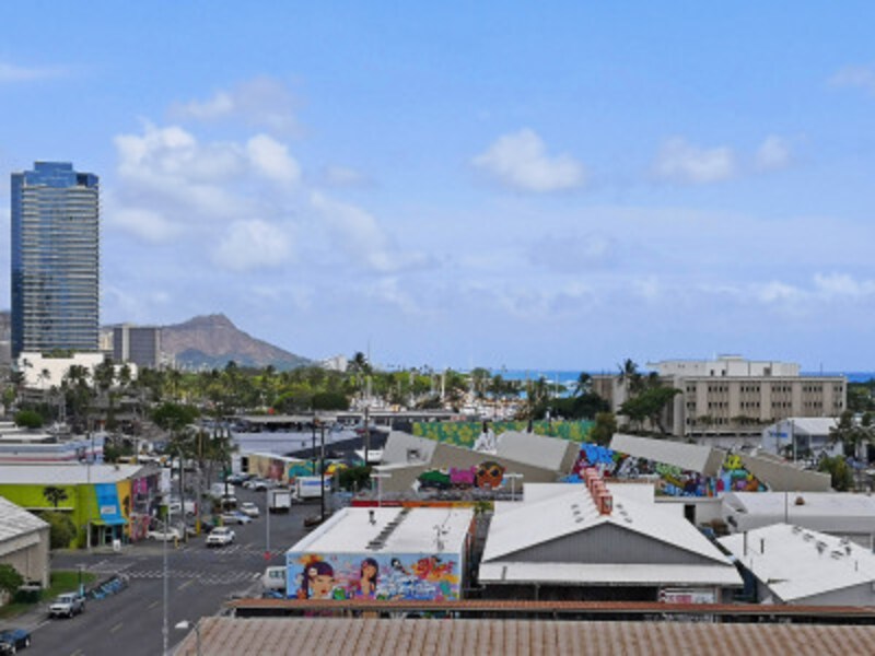 ウォールアートが点在するカカアコからワイキキ方面の眺め