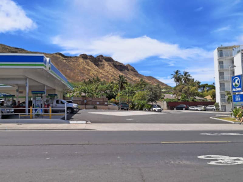 ダイヤモンドヘッドが迫るモンサラット通り