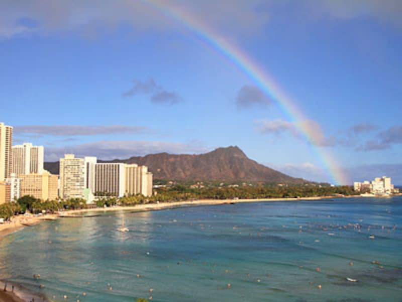 ワイキキビーチとダイヤモンドヘッド。この景色に会いたくてハワイを訪れる人も多いのでは？