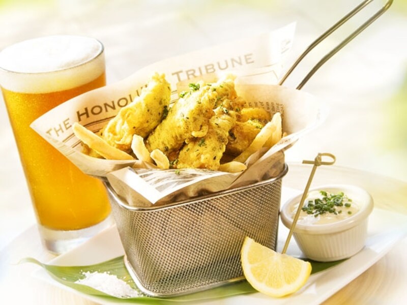 白身魚のマヒマヒをビール入り衣で揚げたフィッシュ&チップス。ハワイ島コナのシーソルトをつけて