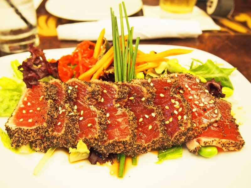 ペッパーをつけて軽く焼いたアヒツナサラダ(フルサイズ22ドル)。ビールのおつまみにも
