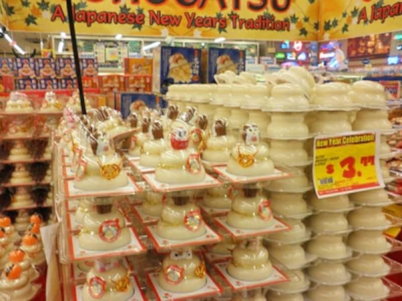 日系スーパーに並ぶ鏡餅。栗きんとんや黒豆、なますなどのおせち料理や和食惣菜も販売undefined
