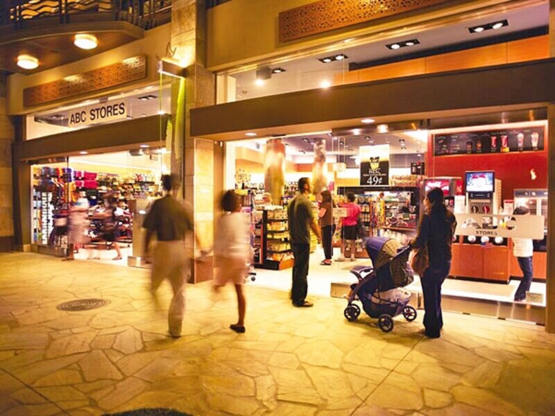 おなじみABCストアは、朝6時30分~深夜1時までオープンの大型店。ライトアップされた夜のワイキキ・ビーチ・ウォークもキレイ