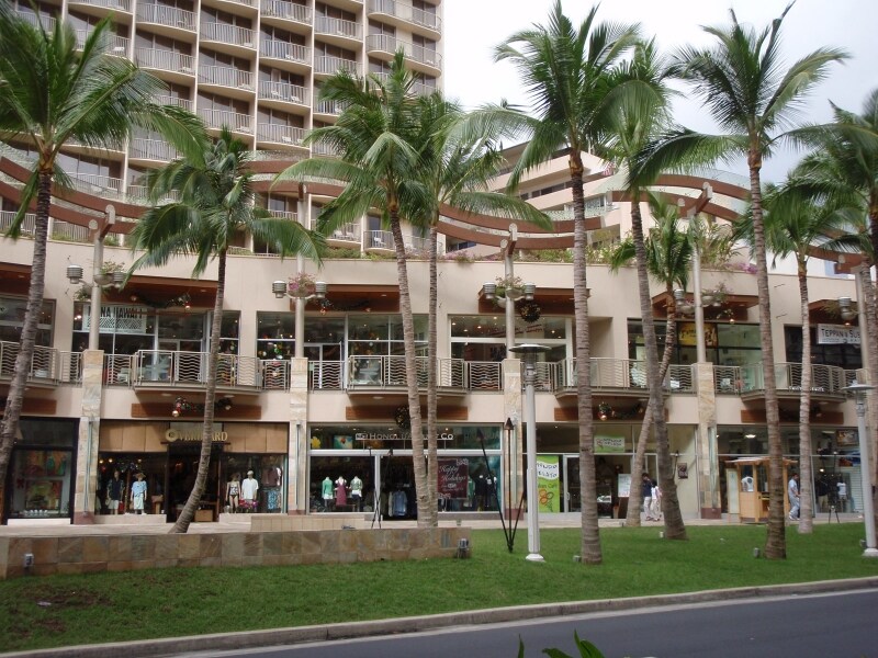 波をイメージした透明の日よけなど、ワイキキ・ビーチ・ウォークのデザインは「ハワイの航海と海洋遺産」がモチーフ