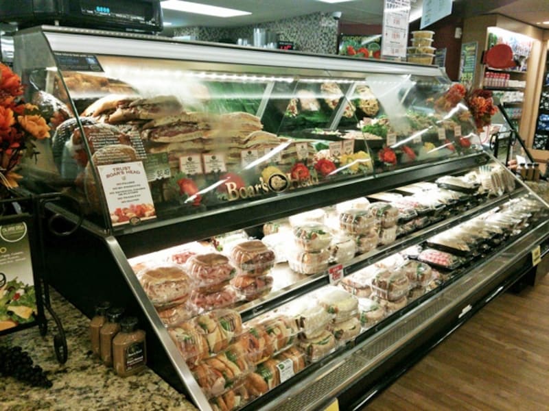 ワイキキ・ビーチウォークに隣接した38号店(インペリアル内)には、ローストビーフや照り焼きチキンなど惣菜の量り売りをするデリコーナーがある