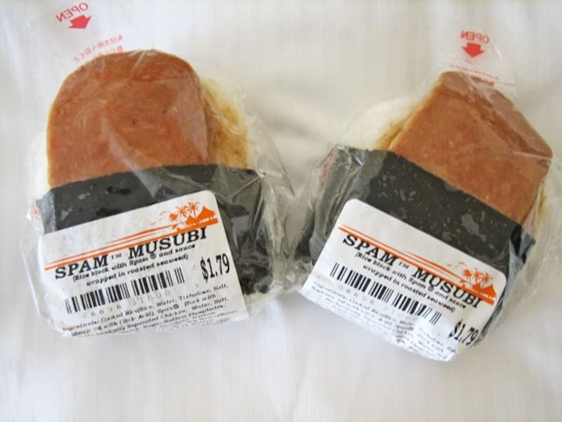 ローカルフード、スパムむすびは保温ケースに入ってホカホカに