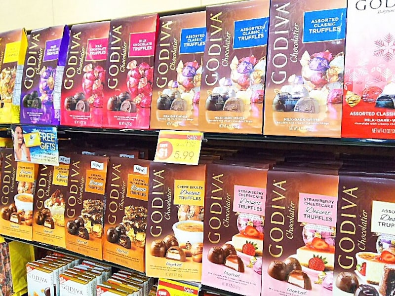 ひと粒ずつキラキラの紙に包まれたゴディバのトリュフシリーズ(1袋5.99ドル)