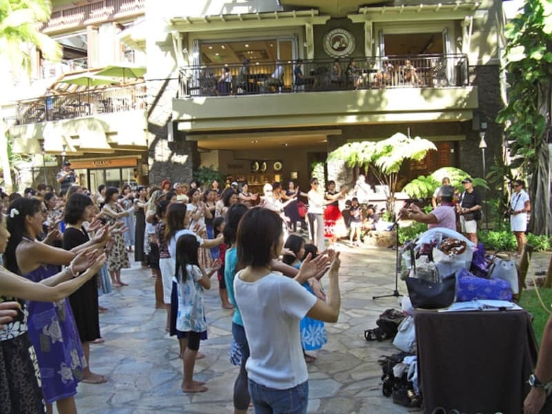 初心者も経験者も、1時間で1曲マスターできるという人気のフラレッスン