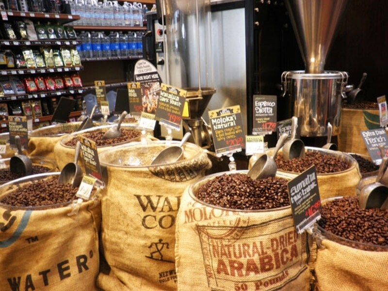 ホールフーズ・マーケットでもコーヒー豆を量り売りで販売。ハワイ各島のオーガニックコーヒーが集まる