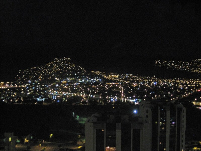 32階デラックスマウンテンビューの客室より。山の斜面を覆うマノアの夜景が美しく、感動的