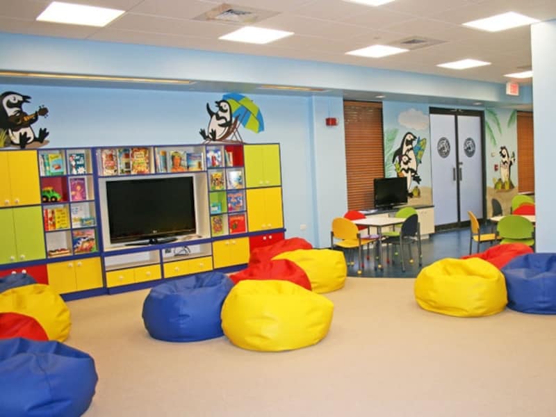 キッズプログラム「キャンプ・ペンギン」専用のキッズルーム。広さ110平方メートル。コンピューターステーションも用意