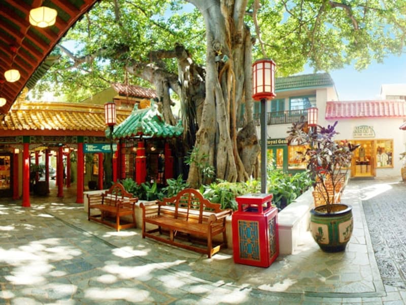 ショッピング＆レストランアーケードのレインボーバザール。中国のような日本のような不思議空間