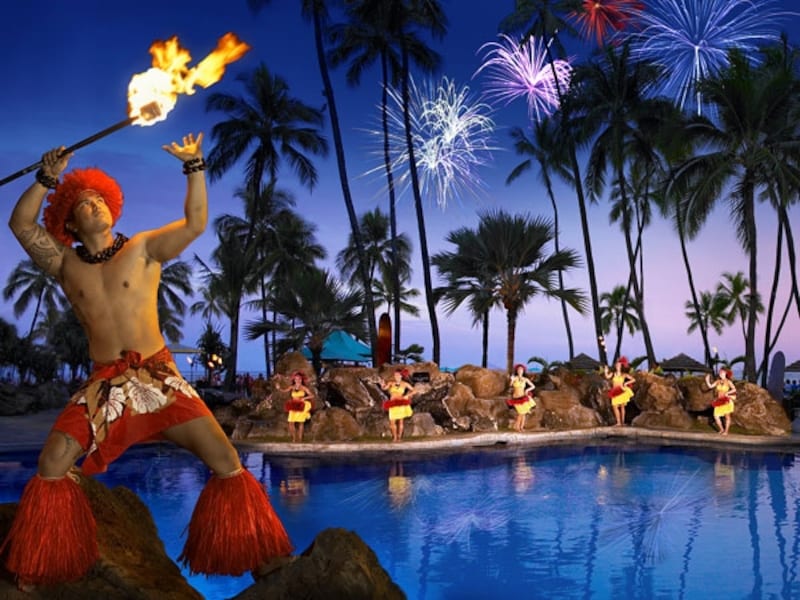 ショーの最後に約5分間の花火が打ち上げられるロッキン・ハワイアン・レインボー・レビュー