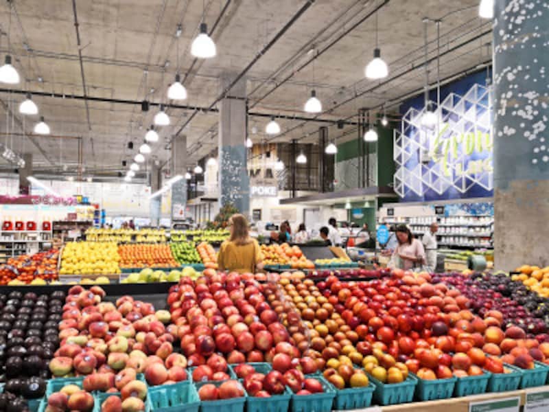 オーガニックなフルーツが並ぶホールフーズ・マーケット クイーン店