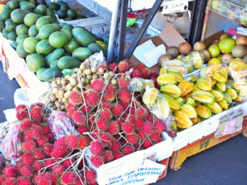 手前の赤い実がランブータン。その上がロンガン。ファーマーズ・マーケットでは、枝付きのまま並ぶ