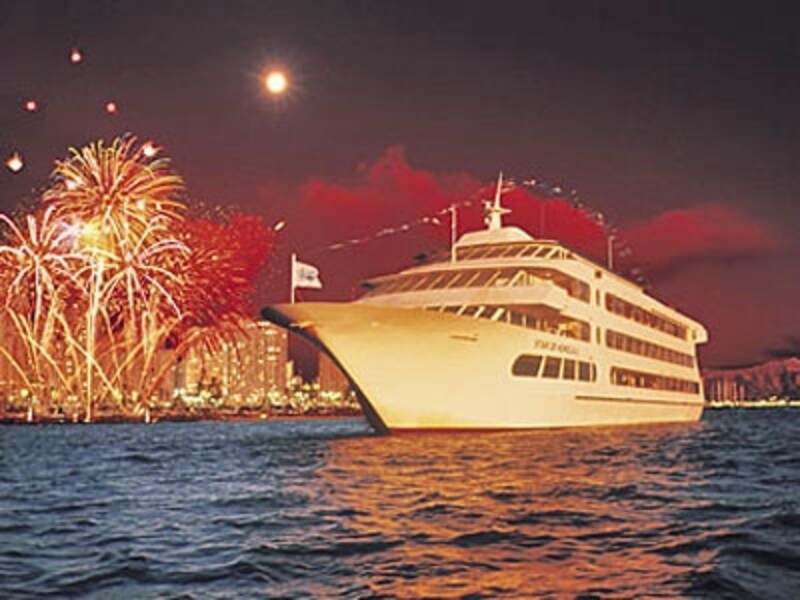 花火鑑賞できる豪華ディナークルーズも出航