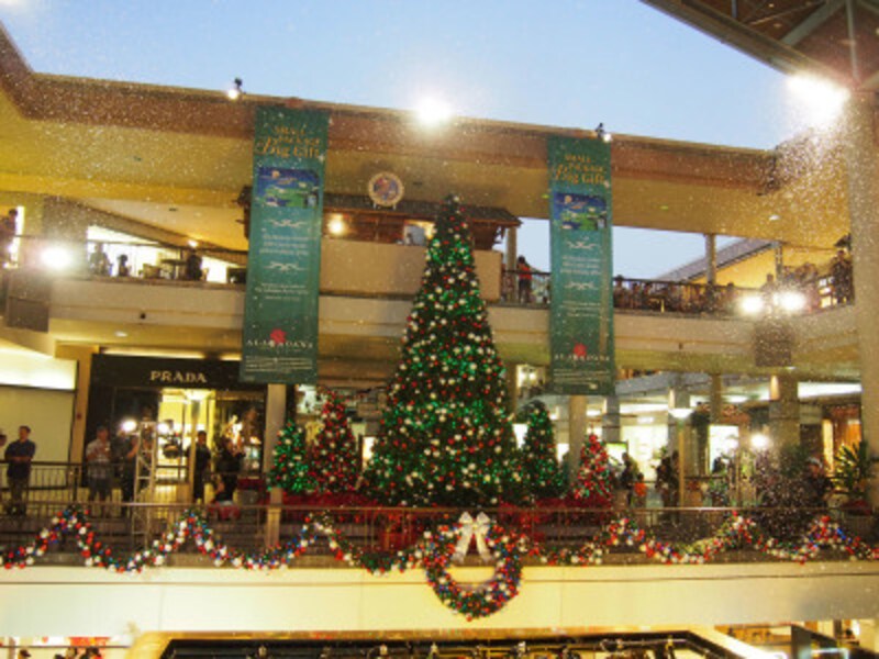 ホリデーシーズンのアラモアナセンター。サンタと記念撮影などイベントも開催
