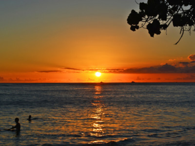 ワイキキビーチに沈むサンセットを観賞できるのも冬ハワイのお楽しみ