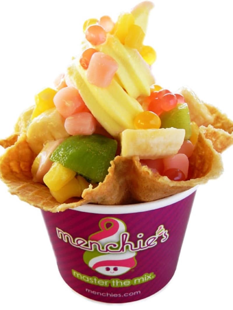 フルーツをのせてヘルシーに。求肥のようなモチ、フルーツソースが弾けるボバは人気のトッピング