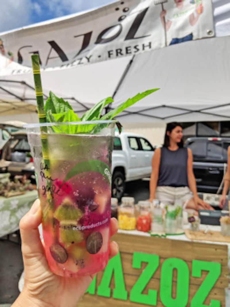 食べ歩きグルメもたくさん！画像は、土曜午前開催のカカアコ・ファーマーズ・マーケット