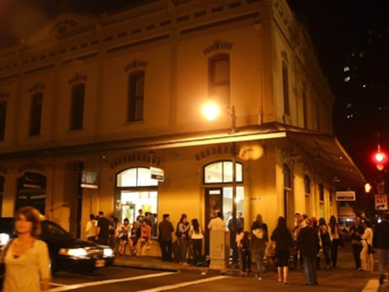 お洒落なバーやレストランのオープンで注目を集めるダウンタウン。毎月第1金曜の夜は、さらに多くの人々で賑わう