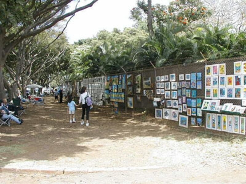 毎週末、動物園のフェンスがギャラリーに変身！