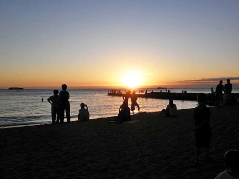 サンセットタイムには、素晴らしい夕陽を見ようとたくさんの人が集まるグレイズ・ビーチの堤防