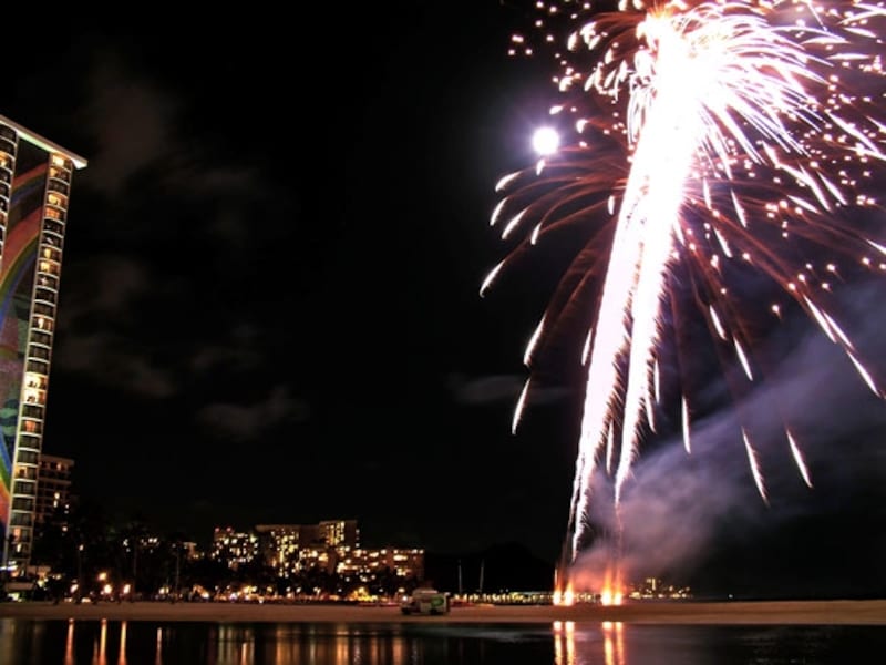ワイキキ恒例イベント、金曜の花火はデューク・カハナモク・ラグーンとビーチの間で打ち上げられる