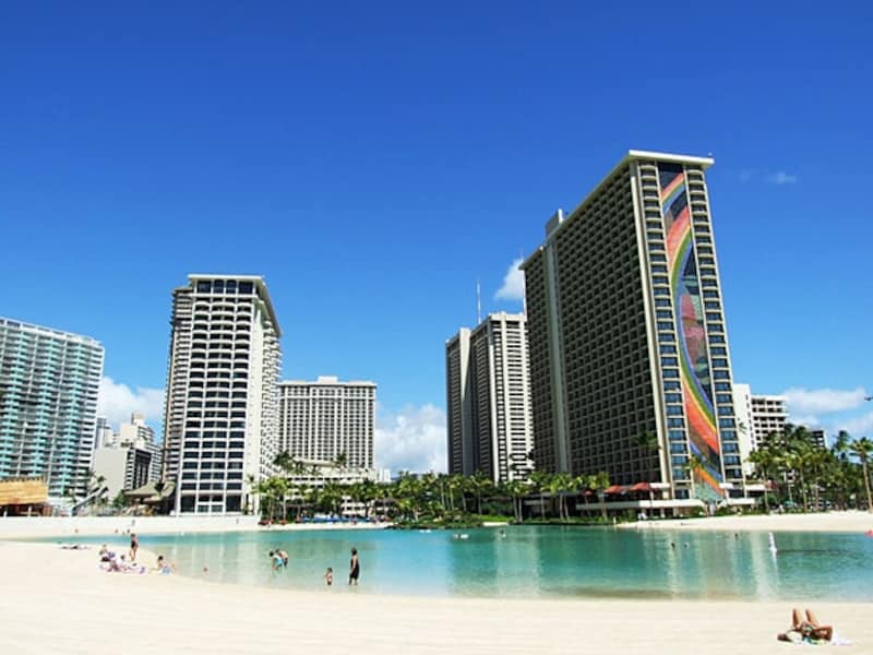 ヒルトン・ハワイアン・ビレッジのレインボータワー前に広がるデューク・カハナモク・ラグーン