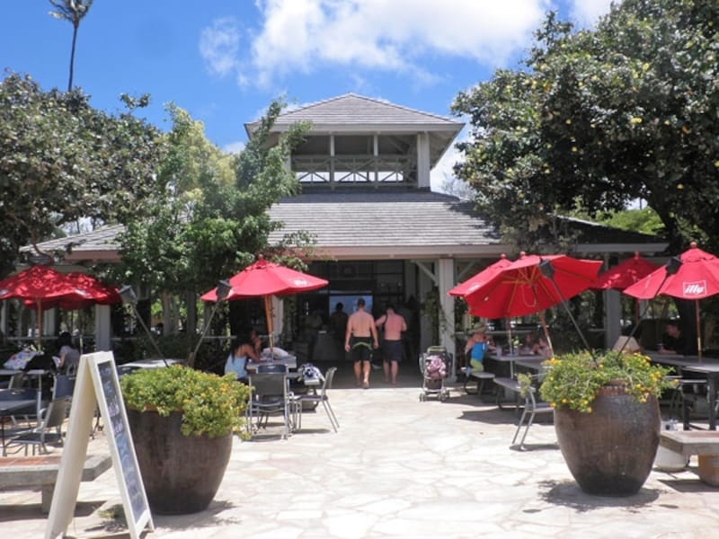 カピオラニ・ビーチパークとクイーンズ・ビーチの間にあるベアフット・ビーチ・カフェ。オーシャンフロントで食べるプレートランチは格別！