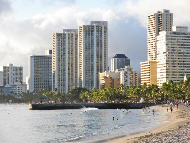 夕暮れ時のクイーンズ・サーフ・ビーチ。クヒオ・ビーチパークに比べて波が高く、水深も深い
