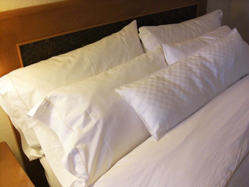 睡眠中の動きに細やかに対応するマットレス、羽毛ふとん、上質なリネン、好みの固さで選べる5つの枕によって、雲の上で寝ているようなフワフワと身体が包まれる寝心地に