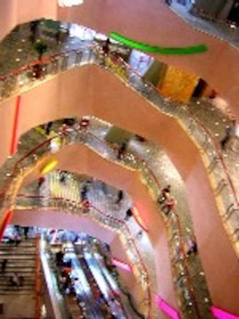 螺旋状のショッピングエリア