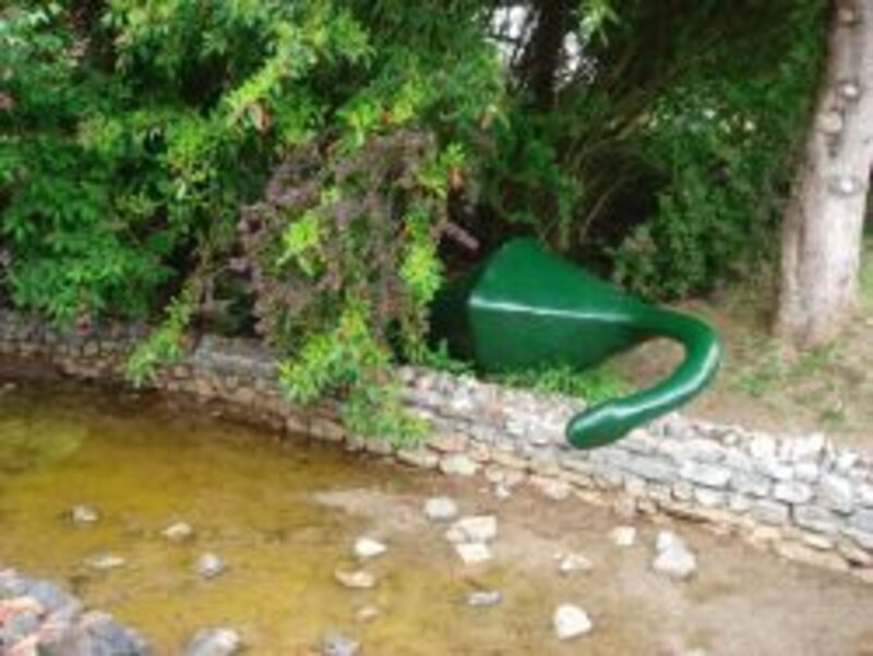 池のちびネッシー