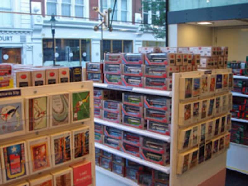 バスのモデルとポストカード