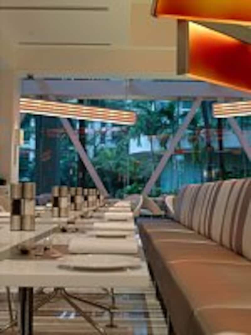 オレンジと白がテーマカラーのクールな店内