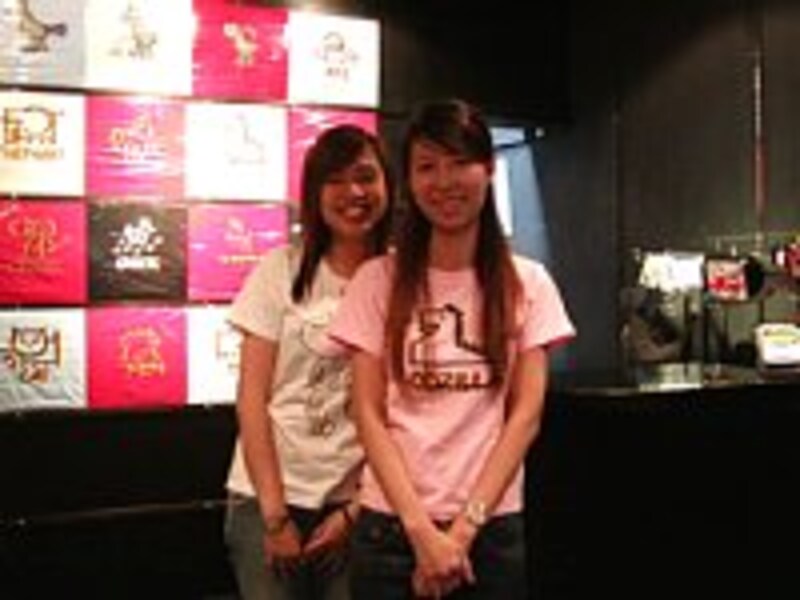 「ハイ！ポーズ！」取材に協力してくれた美人スタッフたち