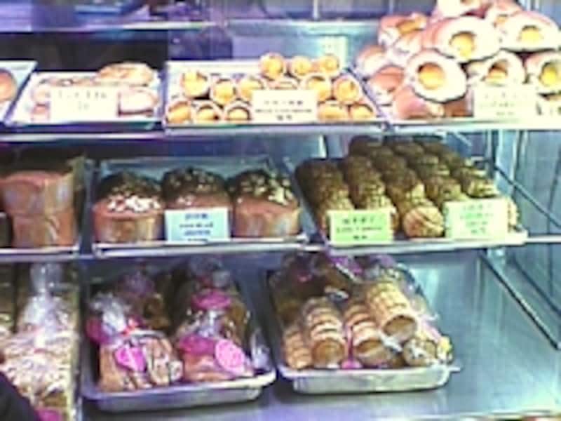 ショーケースの中には色々な種類のパンが並んでいます。