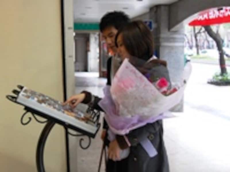 結婚写真館前のカップル 