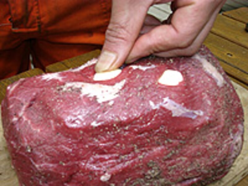 肉の塊ににんにくを埋め込む