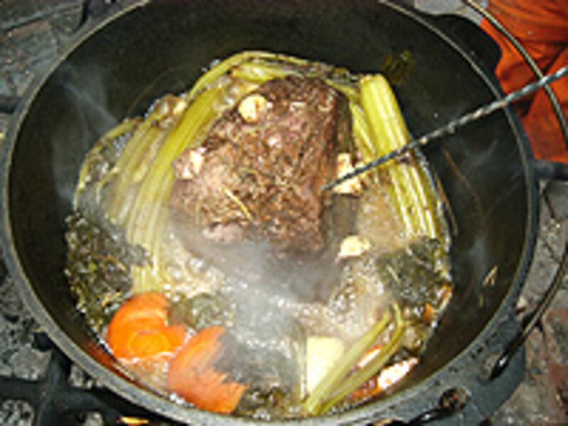 鉄串で火の通りを確認