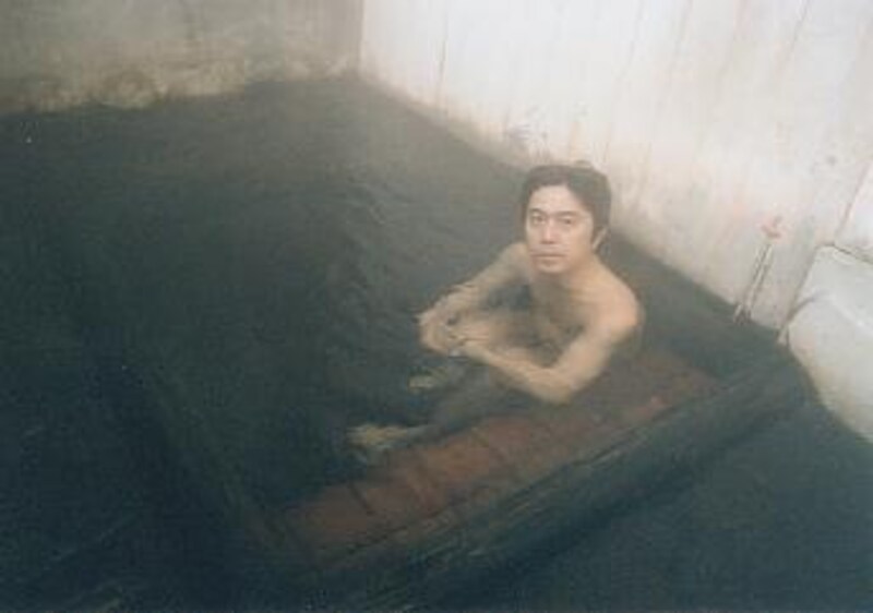 木製の浴槽の足元から湯が入る