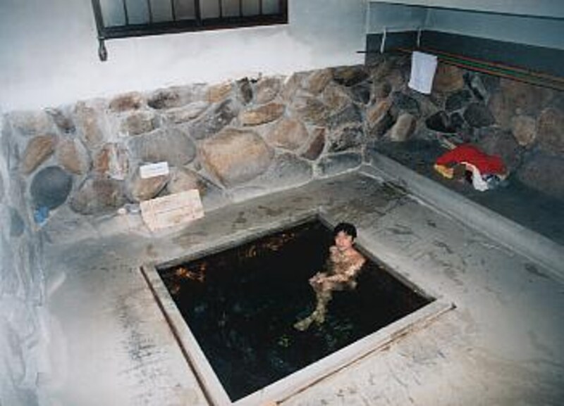 地下に下るような桶屋の浴室