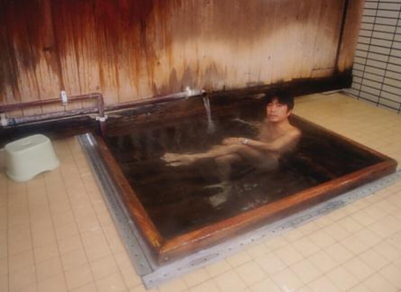 木枠の簡素な浴槽